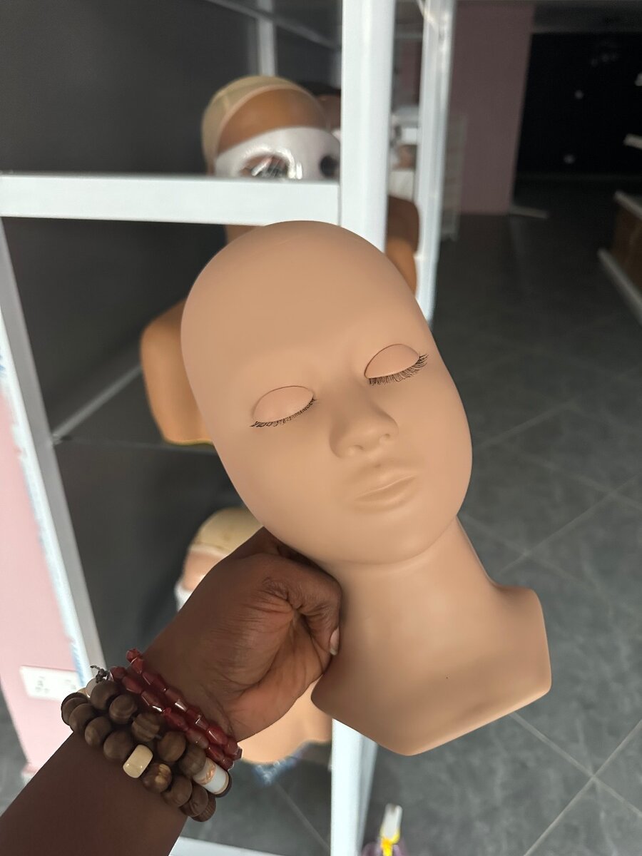 Lash practice mannequin with paris