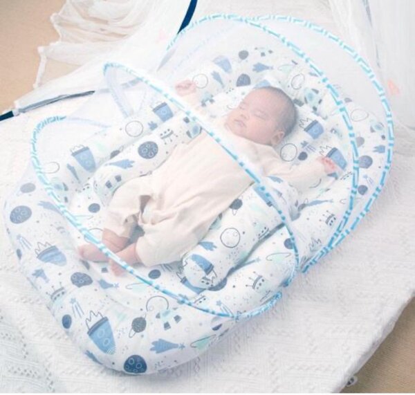 Lit moustiquaire avec oreiller