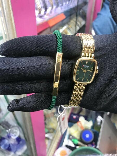 Montre élégante dorée femme