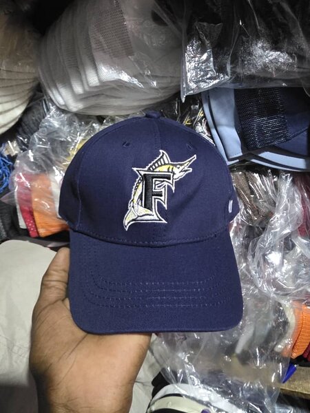 Casquette marine brodée