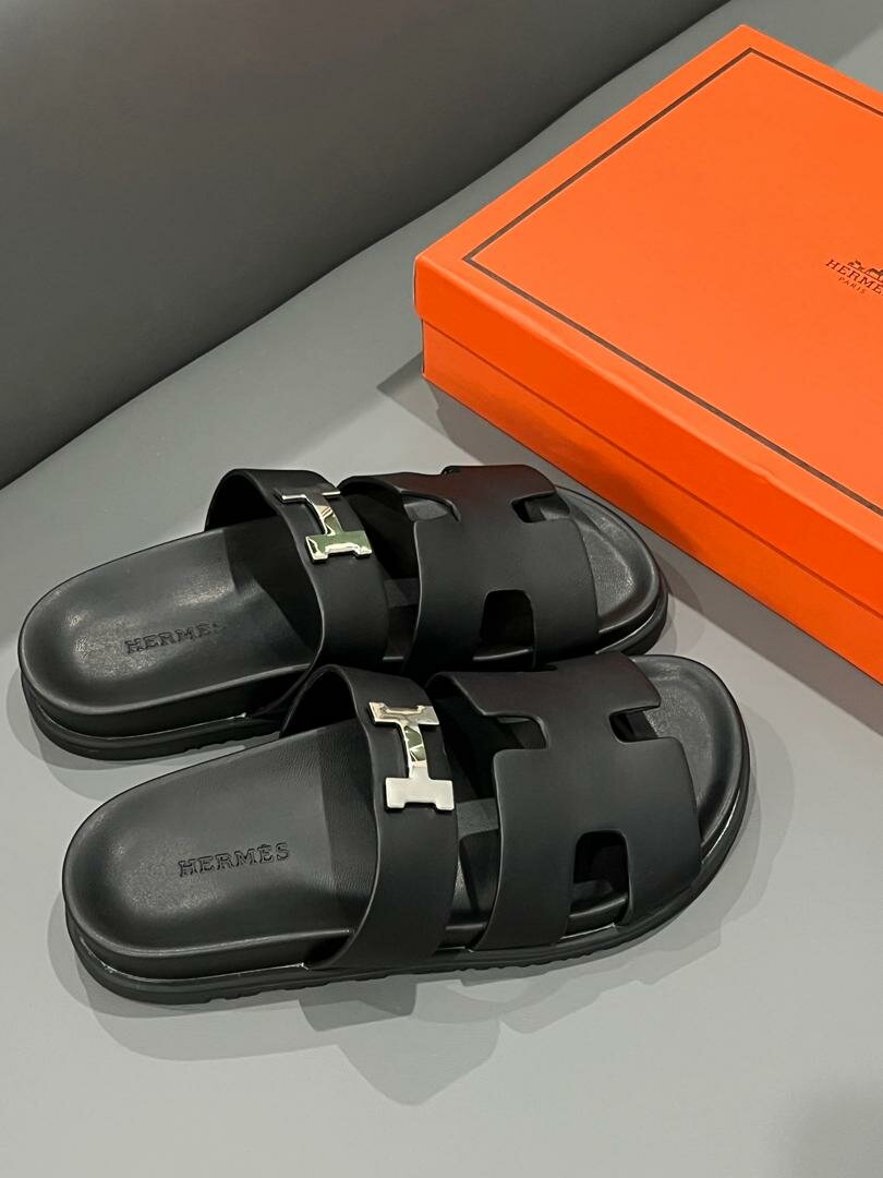 Sandales en cuir noir élégant