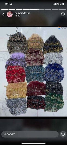 Bonnets en dentelle colorés