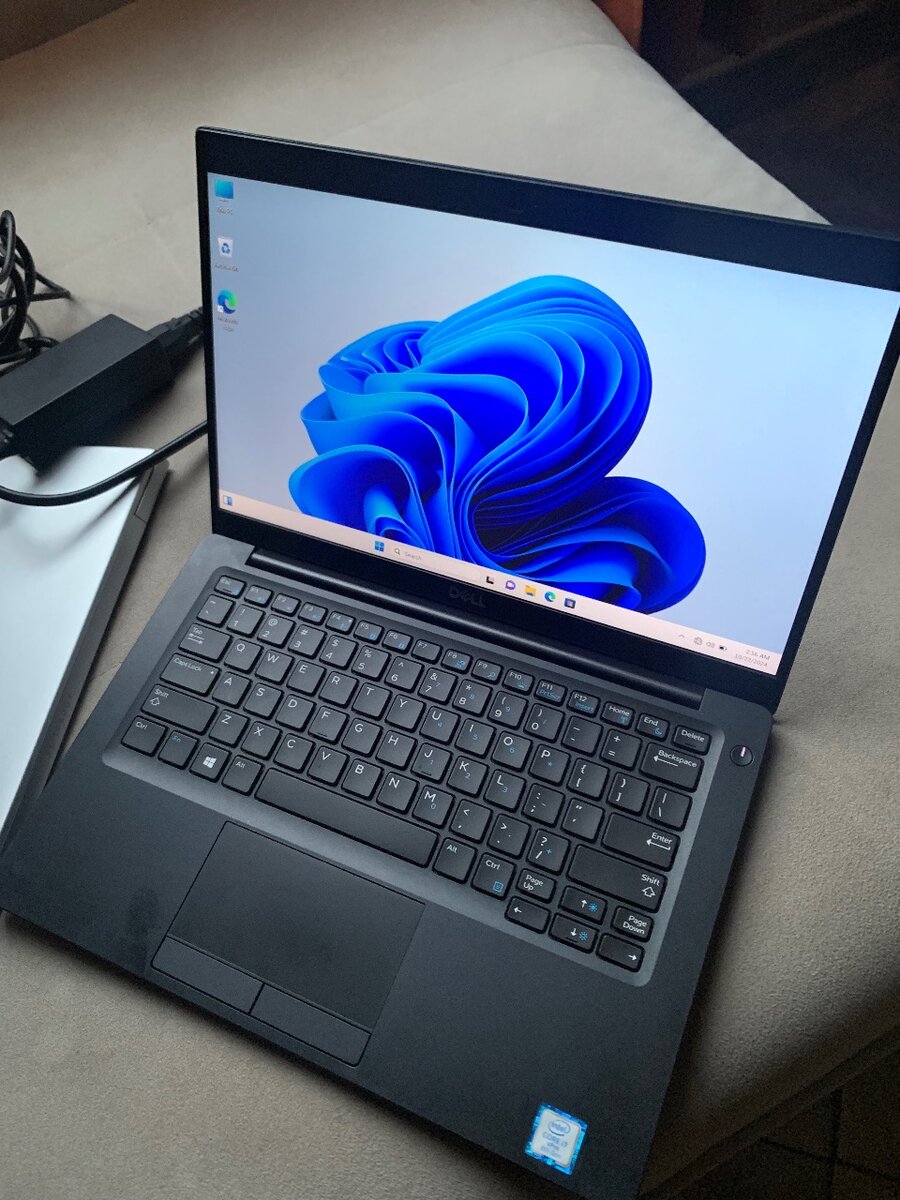 Dell 7390 Laptop for sale, Intel i7