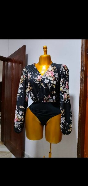 Body féminin fleuri élégant