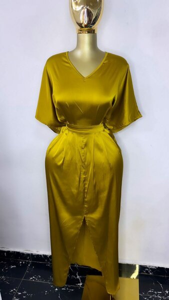 Robe satinée élégante dorée