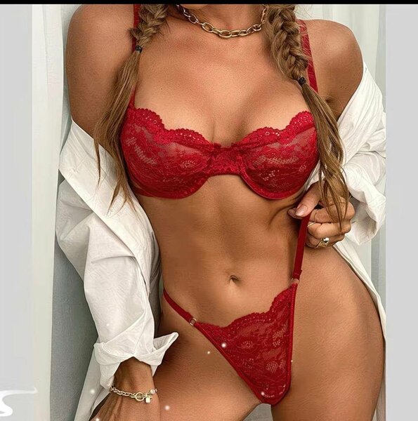 Ensemble de lingerie rouge en dentelle