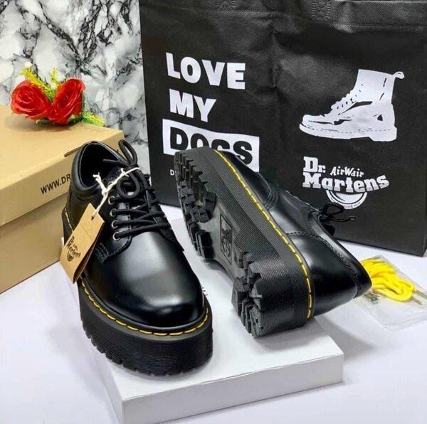 Chaussures noires Dr. Martens