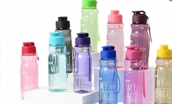 Bouteille d'eau colorée