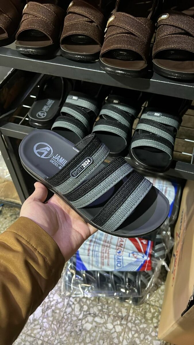 صنادل رجالية مريحة وعصرية