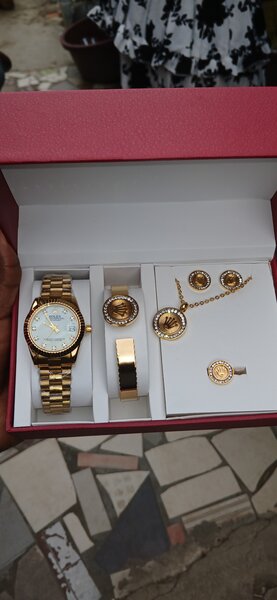 Ensemble bijou et montre dorés