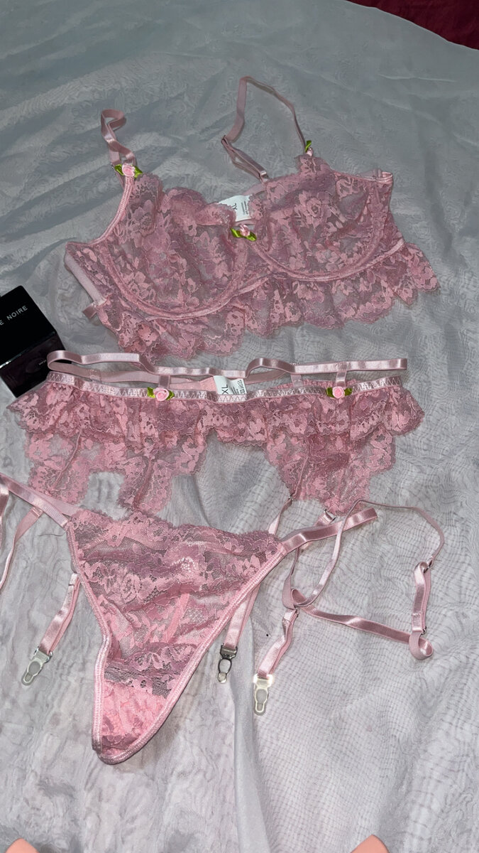 Ensemble lingerie dentelle rose sexy