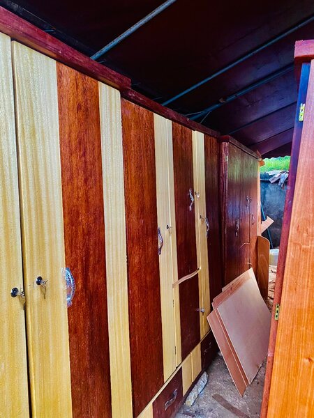 Armoire en bois spacieuse