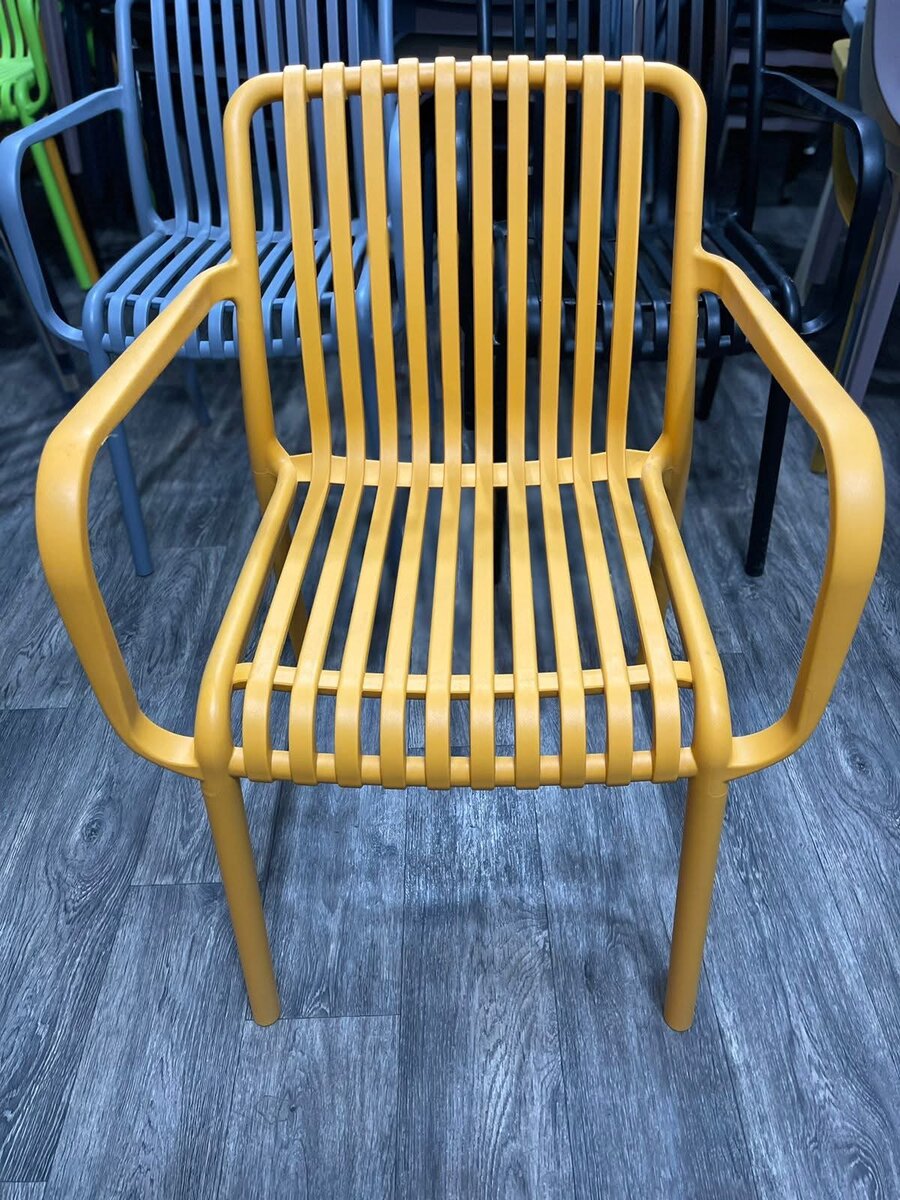 Chaise en plastique jaune pour extérieur