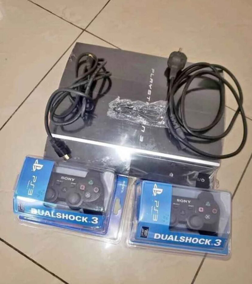 Console PlayStation 3 avec manettes