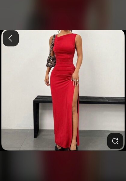 Robe élégante rouge fendue