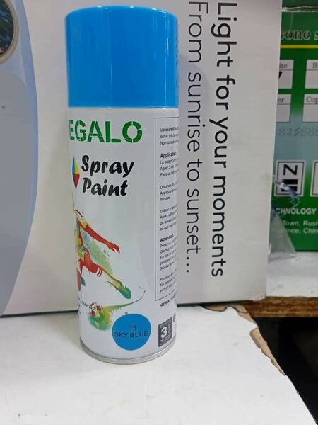 Peinture en spray bleu ciel