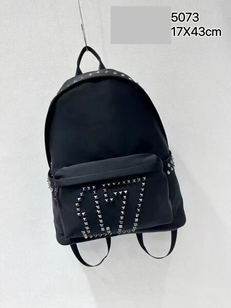 Sac à dos noir avec clous