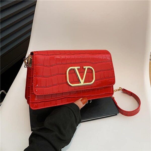 Stylish and fashionable women's bag red