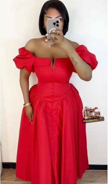 Robe rouge épaule dénudée