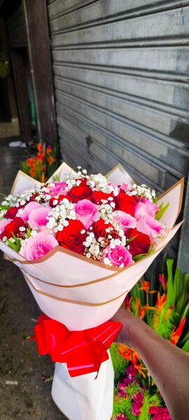 Bouquet de fleurs roses et rouges