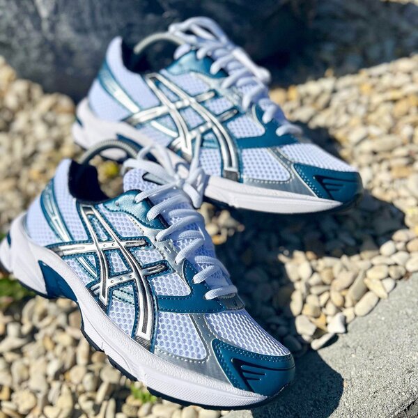 Chaussures de sport Asics blanches et bleues