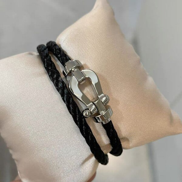 Bracelet en corde noire avec fermoir en argent