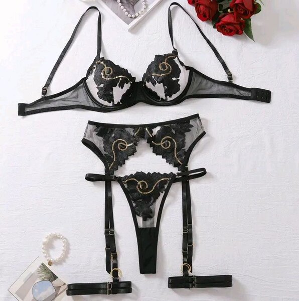 Ensemble lingerie noir dentelle et broderie dorée