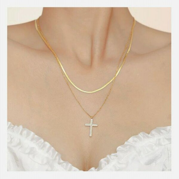 Collier croix doré élégant