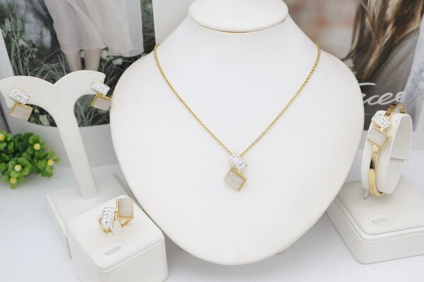 Parure élégante dorée