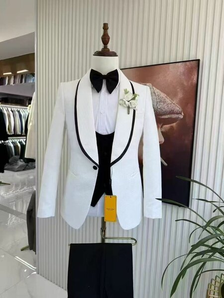 Costume de mariage élégant