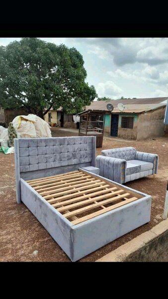 Lit moderne avec tête de lit capitonnée