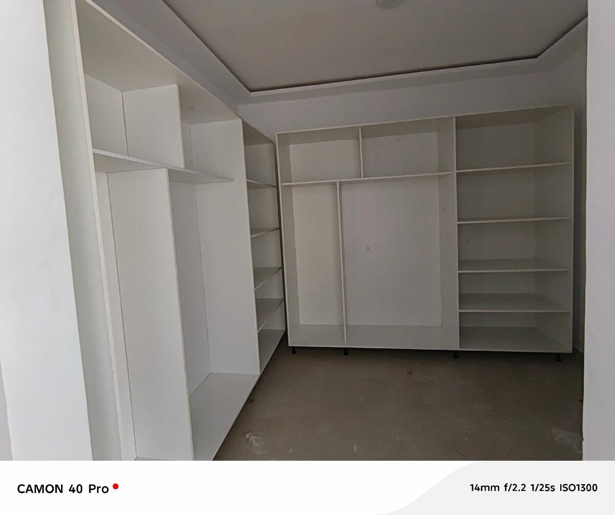 Armoires modernes pour vêtements