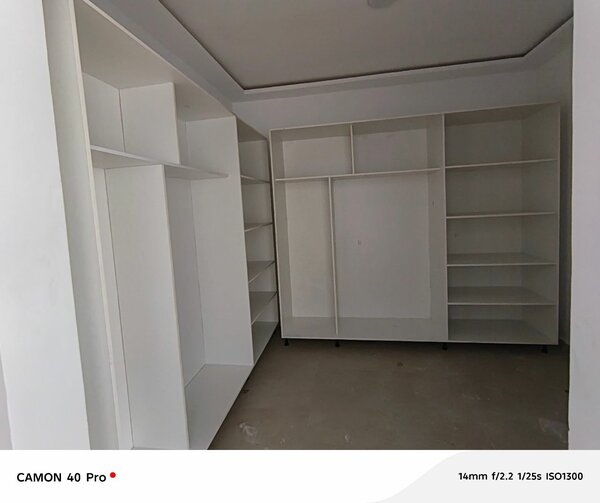 Armoires modernes pour vêtements