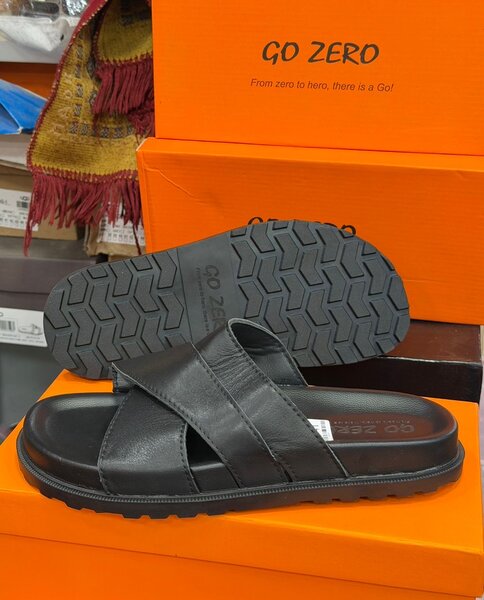 Sandales plates en cuir noir pour homme