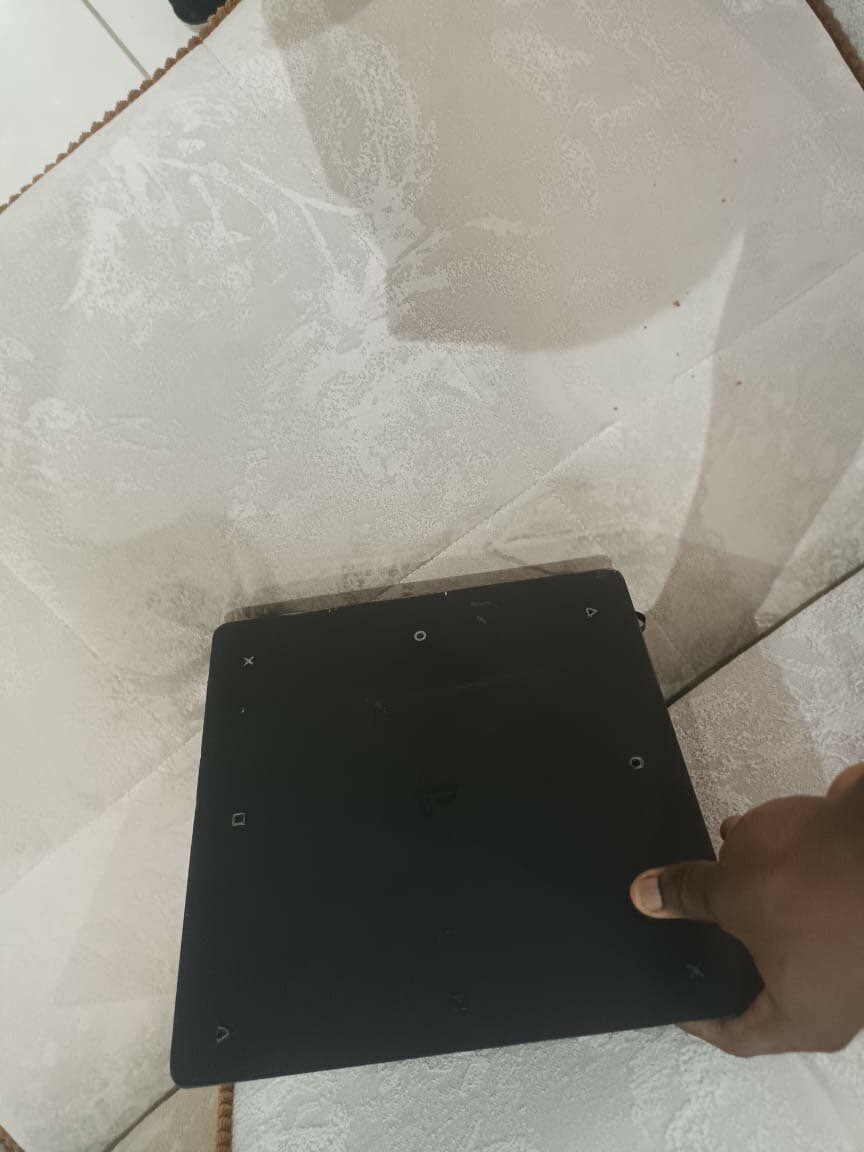 Ps4 slim console 1TB