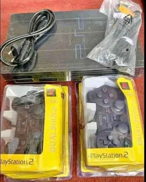 Console PlayStation 2 avec manettes