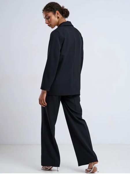 Классические женские костюмы