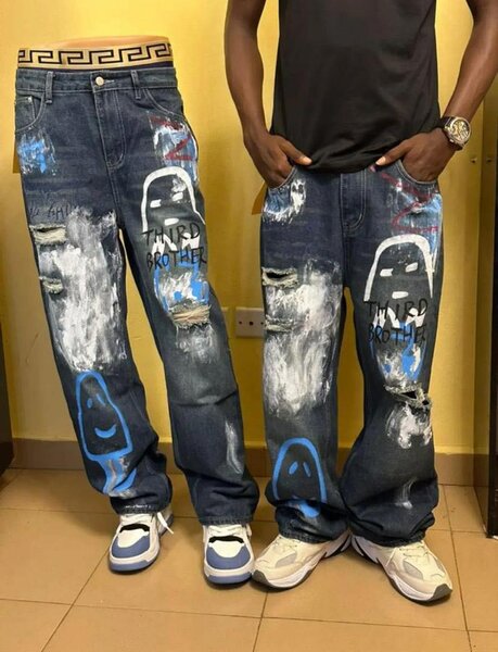 Jeans déchirés street art