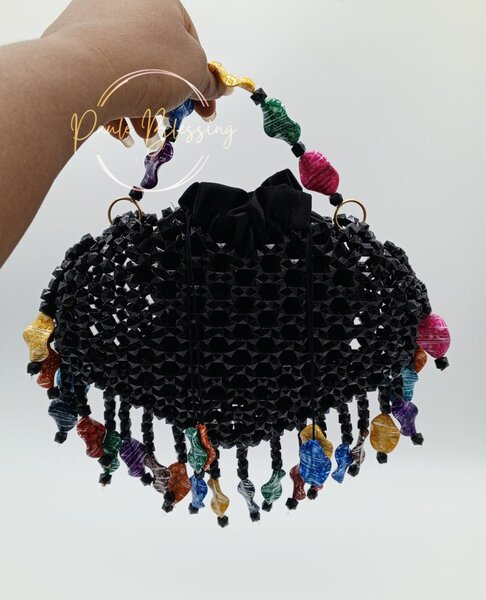Sac en perles noir coloré