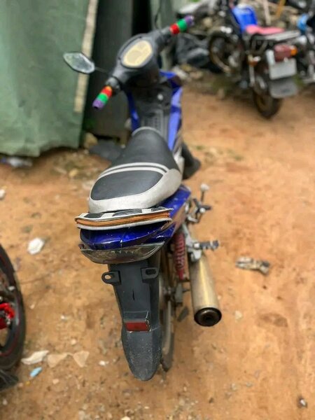 Moto sportive KTM bleue