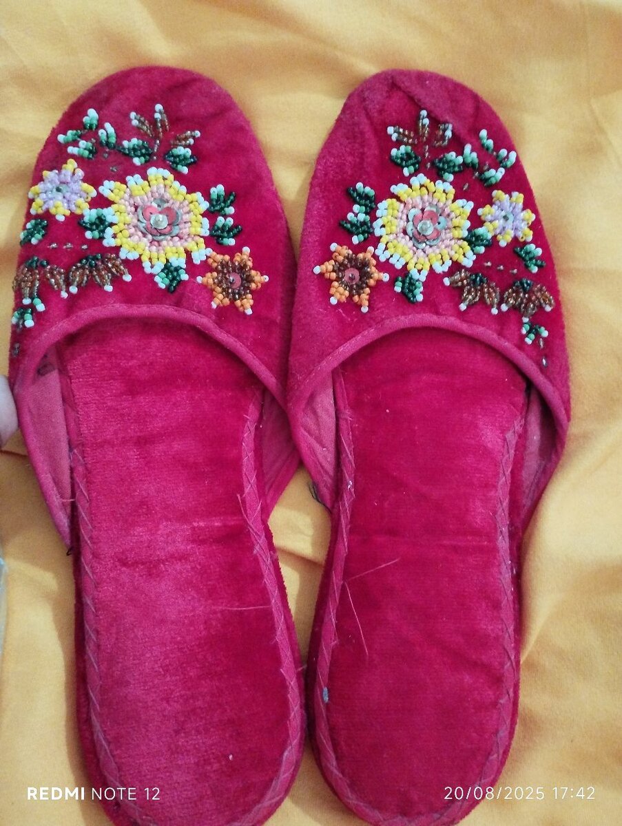 Chaussons brodés en velours floral