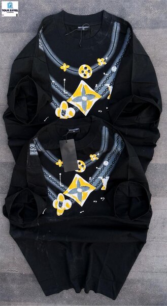 T-shirt noir graphique moderne