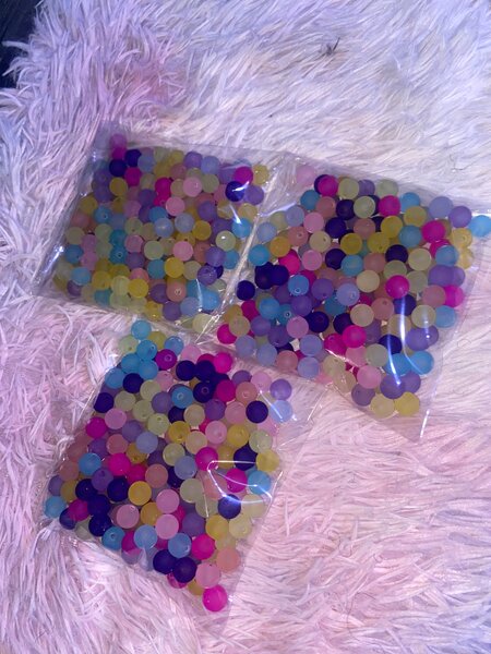 Perles colorées à enfiler