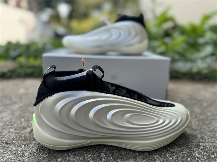 Chaussures sneakers en cuir noir et blanc