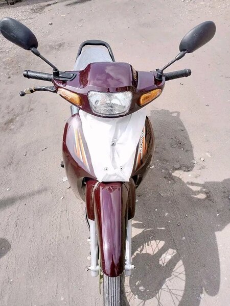 Scooter motorisé rouge et blanc