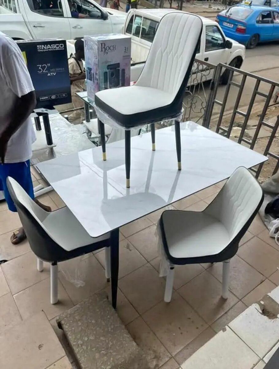 Table et chaises de salle à manger