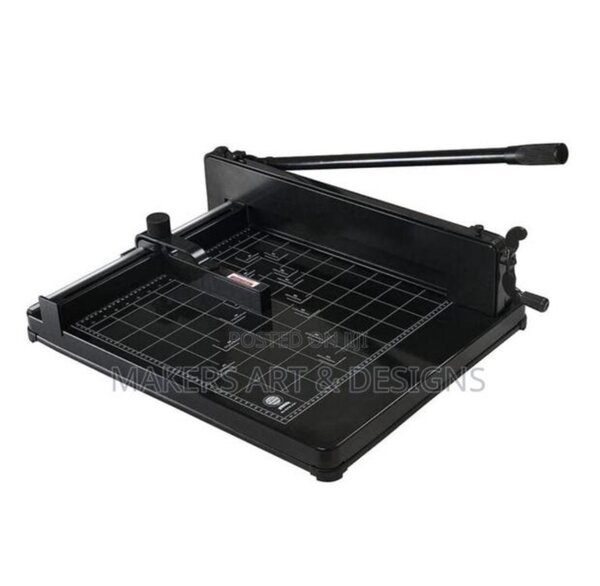 Heavy duty paper cutter