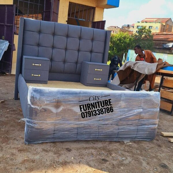 Lit gris avec chevets intégrés