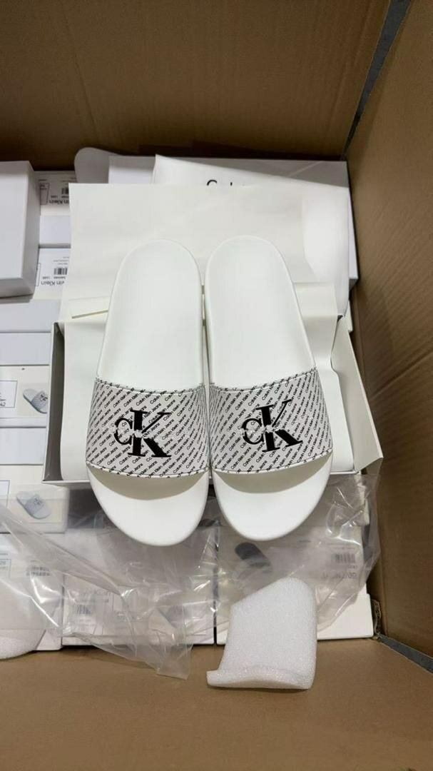 Claquettes de bain élégantes