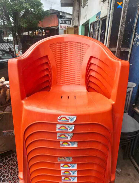 Chaise en plastique orange